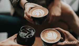 Personnes qui partagent un café